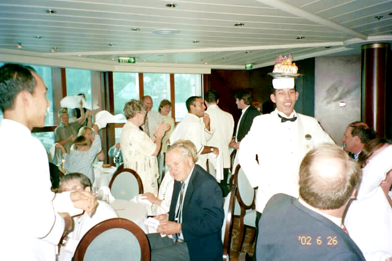 alaskashipdinner7.JPG (118536 bytes)